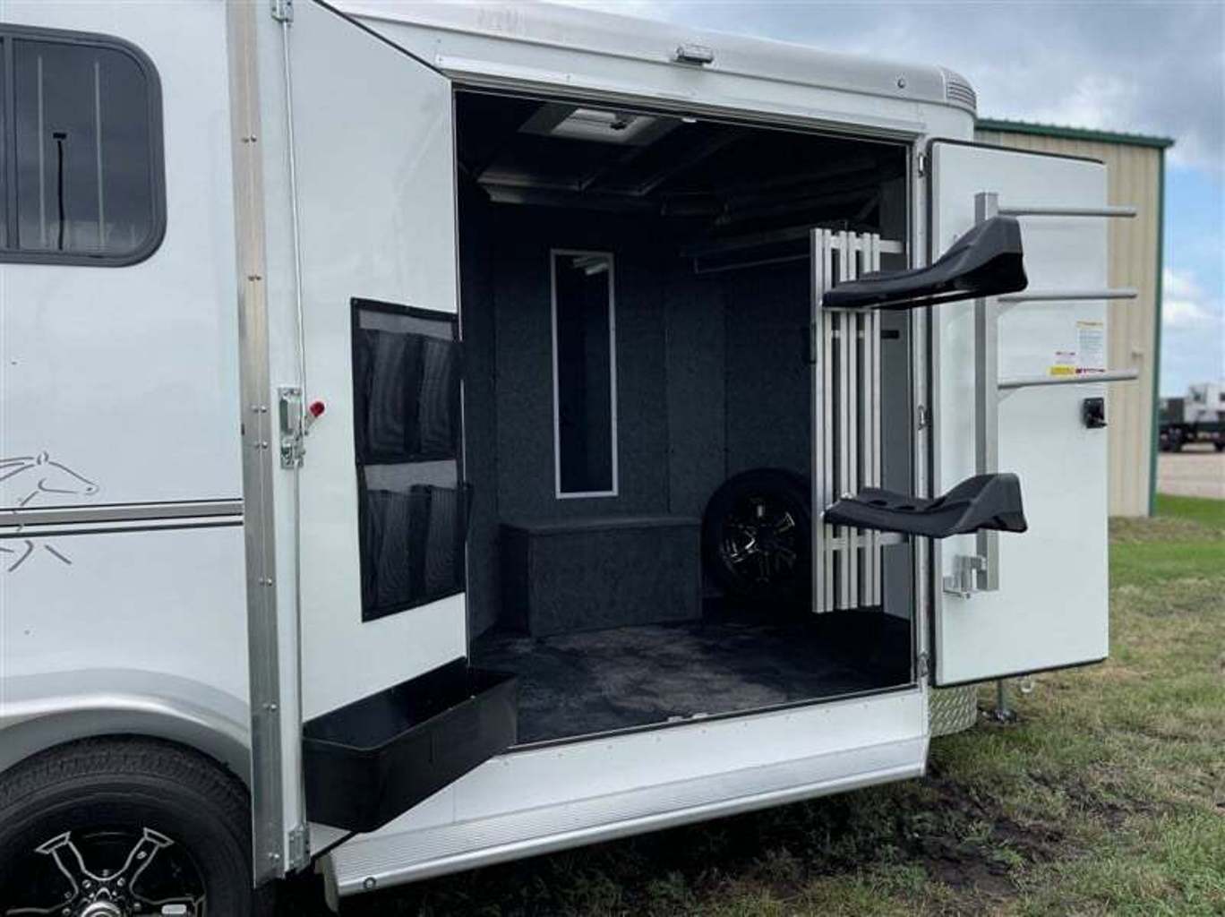 New 2025 Sundowner Trailers Super Tack 2H Slant Load w/ 69" Front Dress - Image 10