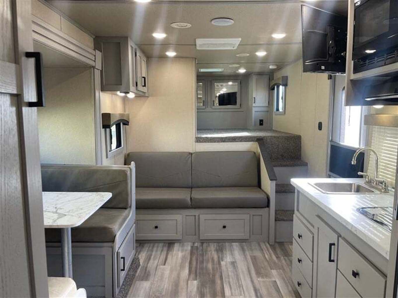 Used Gooseneck Horse Trailer - Image 9