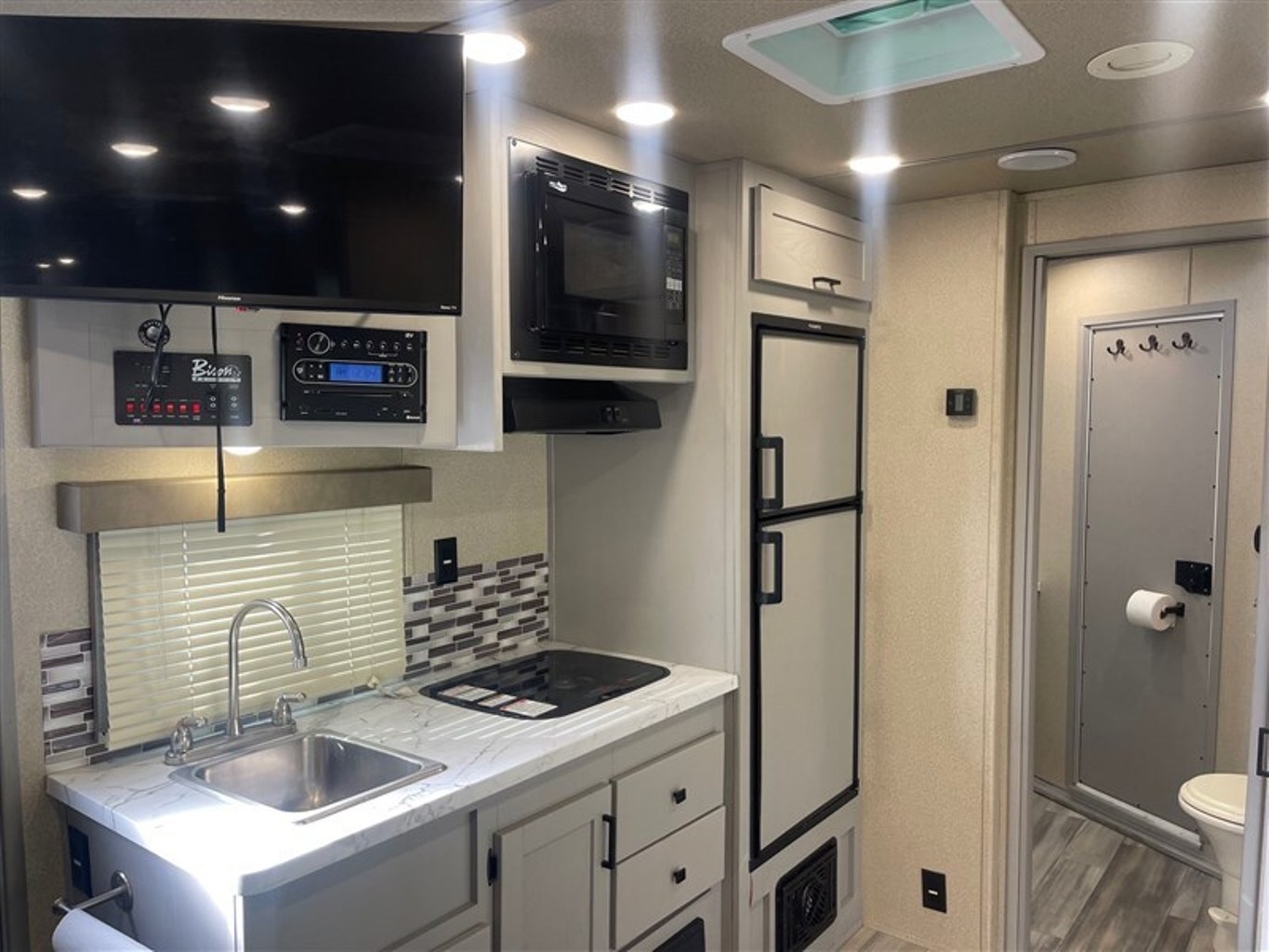 Used Gooseneck Horse Trailer - Image 12