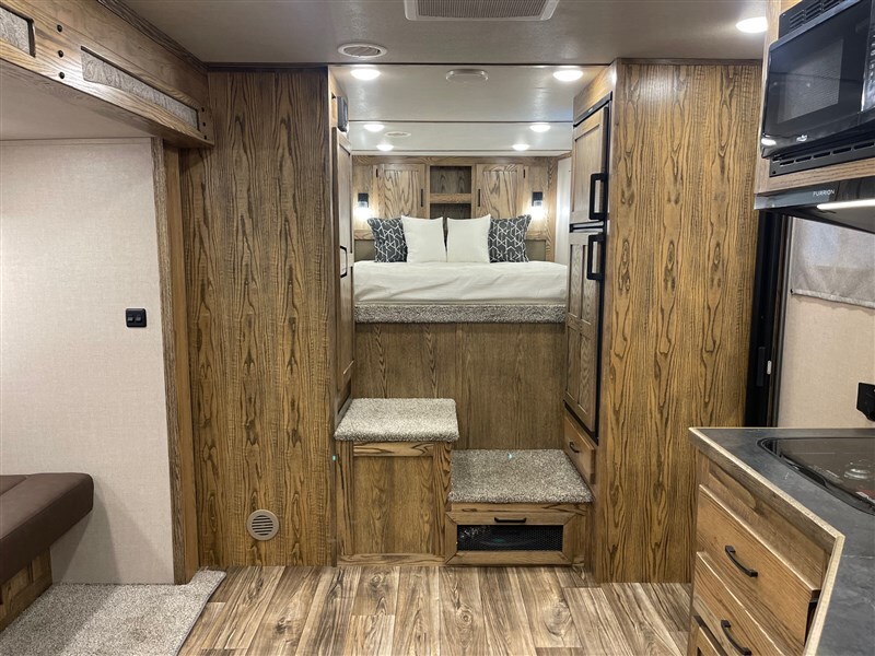 New Gooseneck Horse Trailer - Image 11