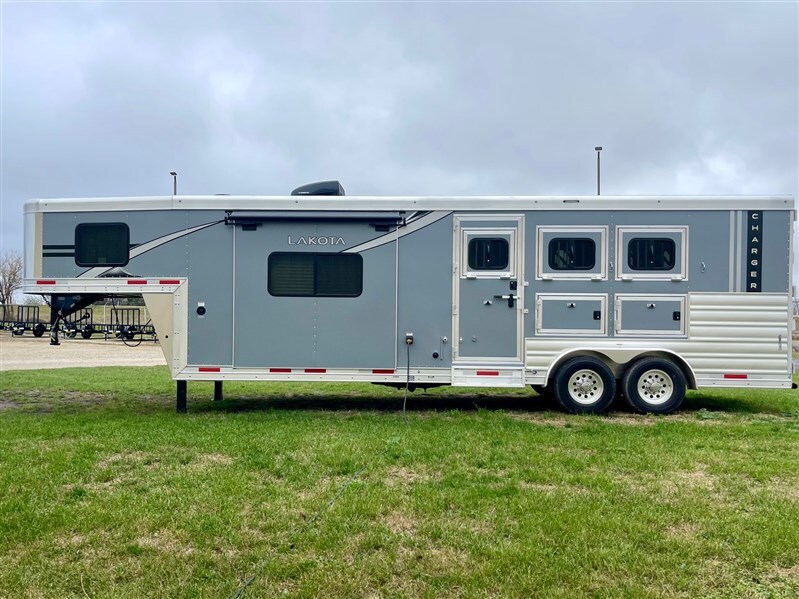New Gooseneck Horse Trailer - Image 9