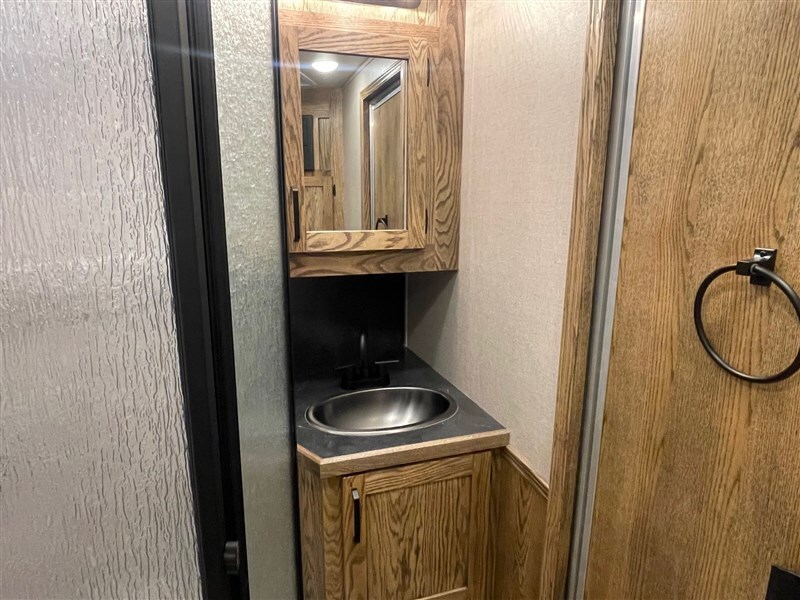 New Gooseneck Horse Trailer - Image 3