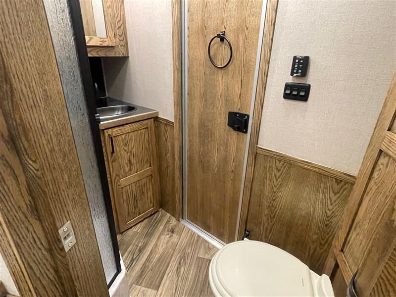 New Gooseneck Horse Trailer - Image 4