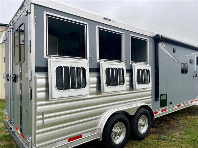 New Gooseneck Horse Trailer - Image 8