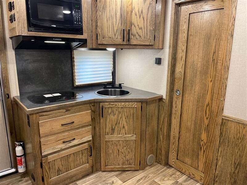 New Gooseneck Horse Trailer - Image 15