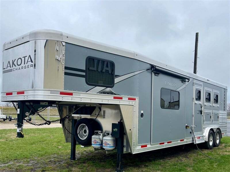 New Gooseneck Horse Trailer - Image 17