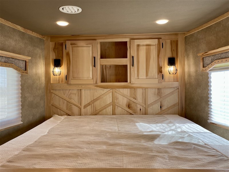 New Gooseneck Horse Trailer - Image 9