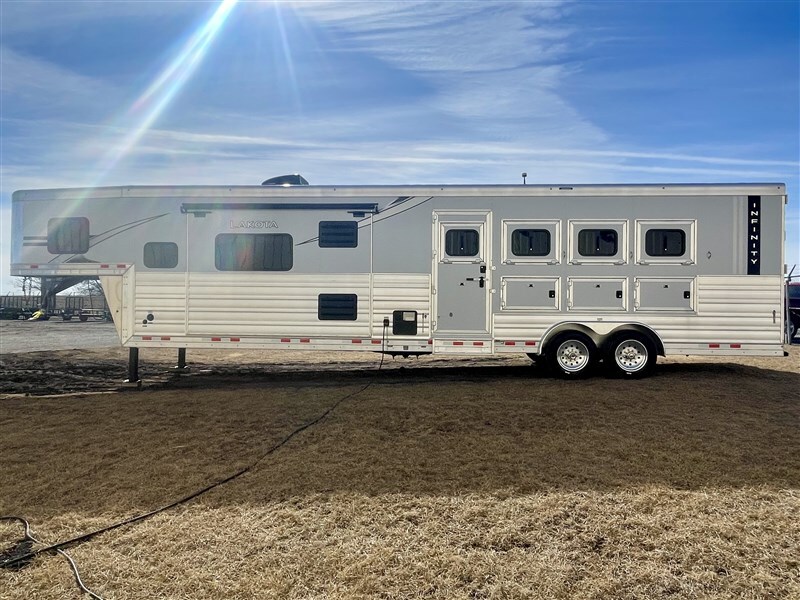 New Gooseneck Horse Trailer - Image 16