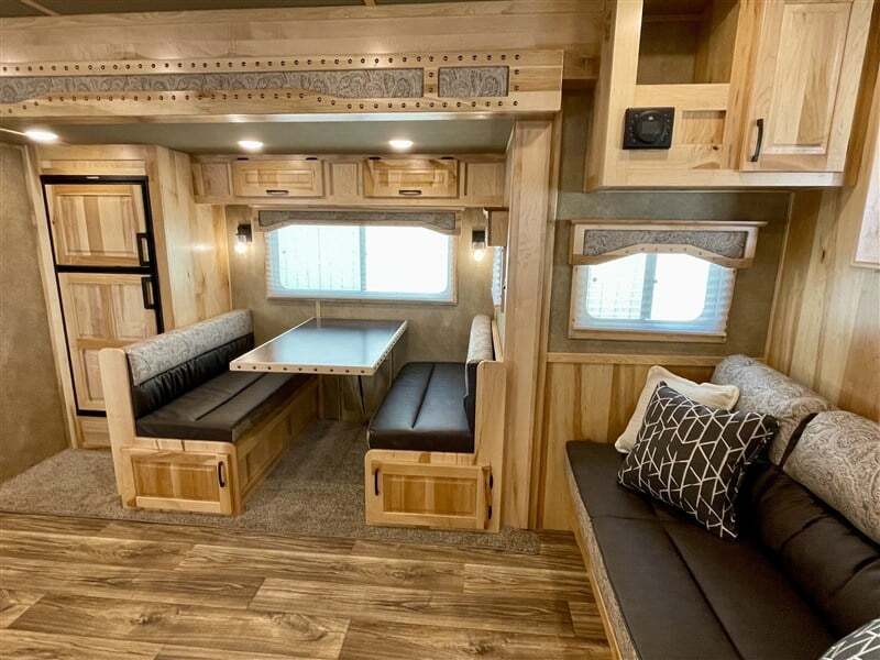 New Gooseneck Horse Trailer - Image 15