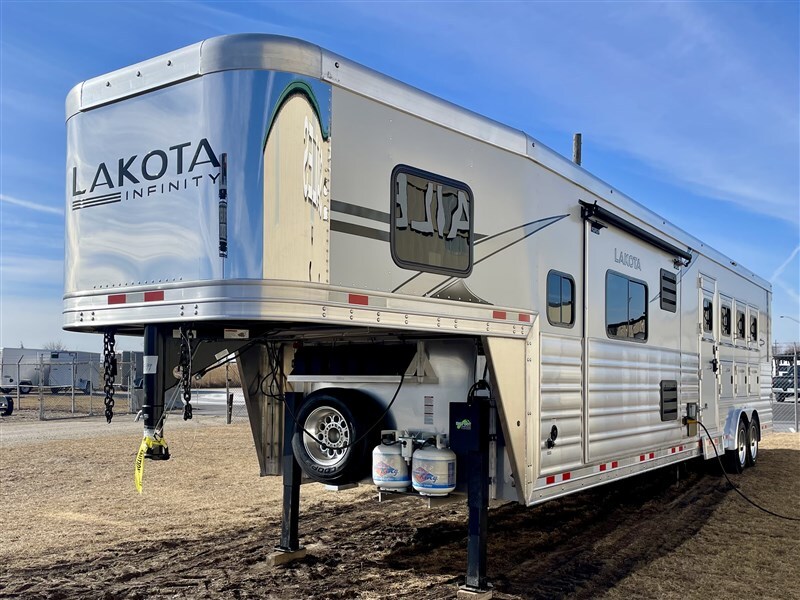 New Gooseneck Horse Trailer - Image 17