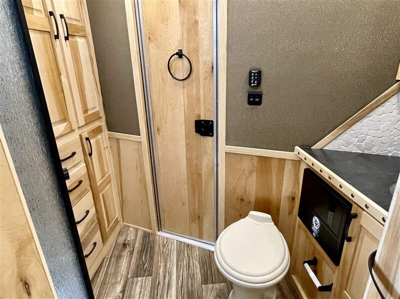 New Gooseneck Horse Trailer - Image 13