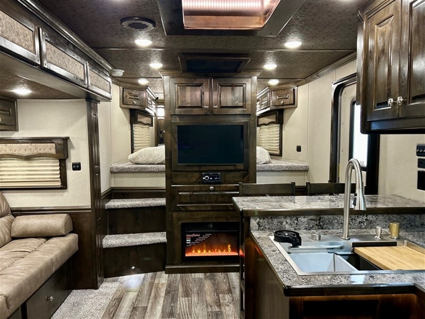 New Gooseneck Horse Trailer - Image 9