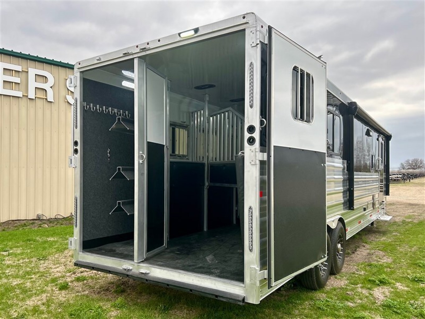 New Gooseneck Horse Trailer - Image 6
