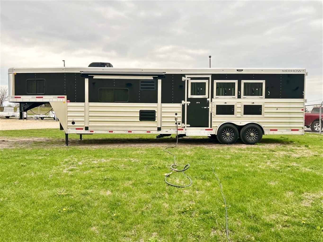 New Gooseneck Horse Trailer - Image 11