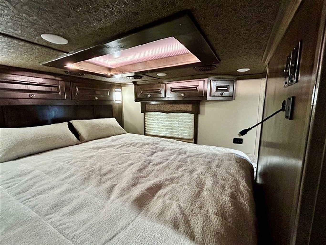 New Gooseneck Horse Trailer - Image 12