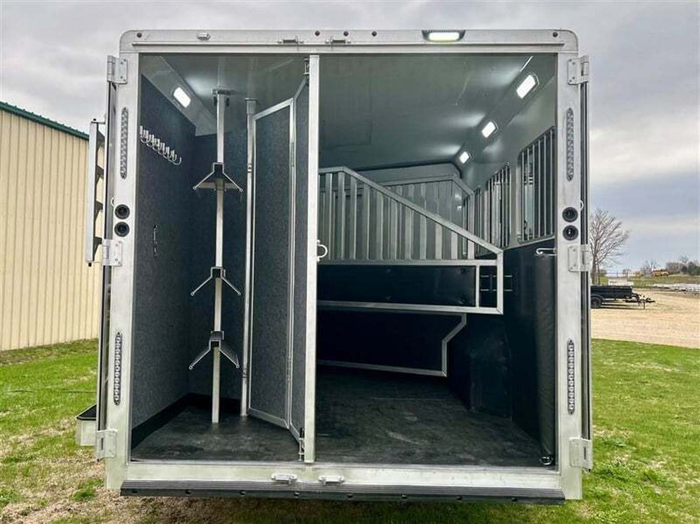New Gooseneck Horse Trailer - Image 13