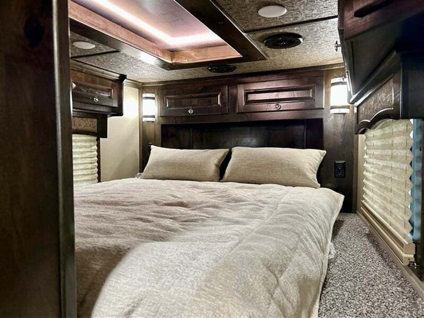 New Gooseneck Horse Trailer - Image 15